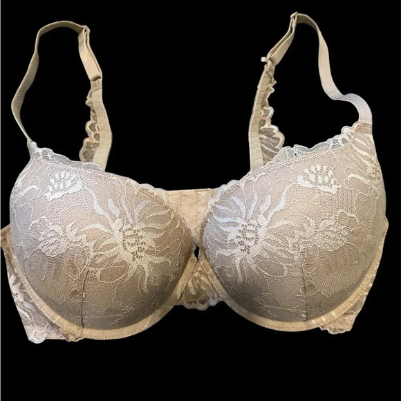 NWOT SO Bra 36D Beautiful Lace Detail Beige Back Hooks - Picture 1 of 2